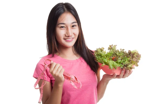 Friska asiatisk kvinna med mätning av tejp och sallad. — Stockfoto