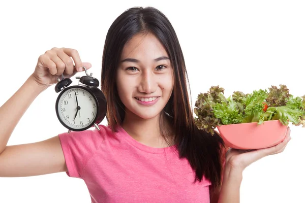 Mladá asijská žena s hodinami a salátem. — Stock fotografie