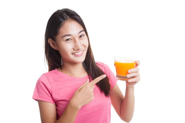 Junge Asiatin zeigt auf Orangensaft. — Stockfoto