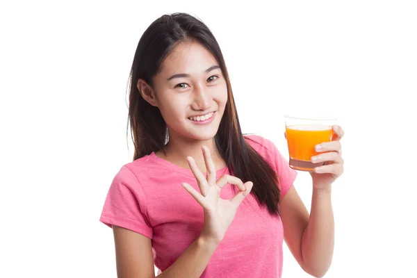 Junge asiatische Frau zeigen ok trinken Orangensaft. — Stockfoto