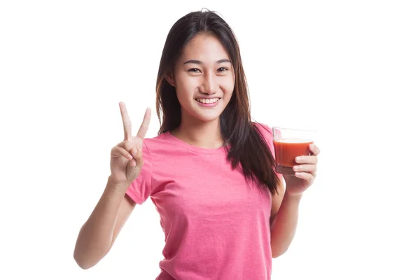 Mujer asiática mostrar signo de victoria con jugo de tomate . — Foto de Stock