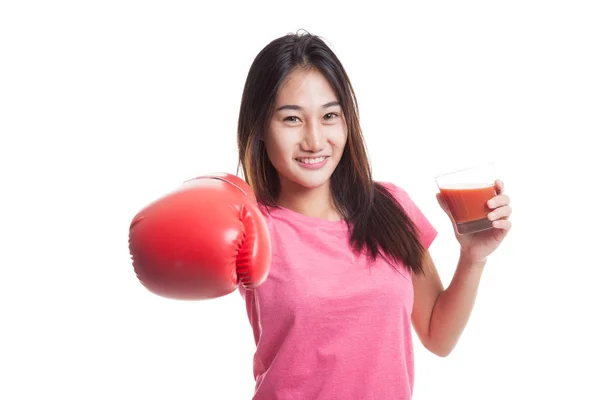 Wanita Asia muda dengan jus tomat dan sarung tangan tinju . — Stok Foto