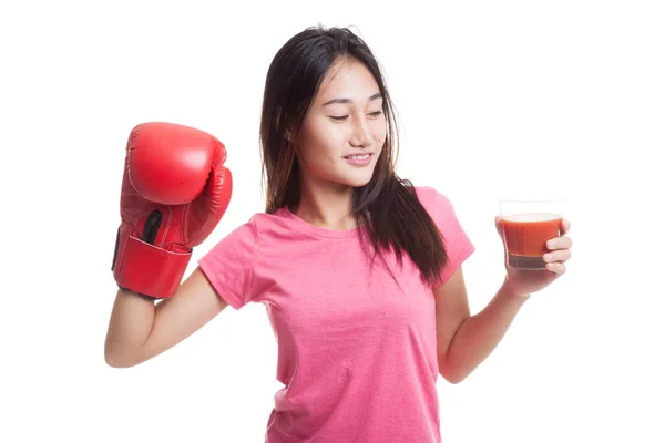 Joven mujer asiática con jugo de tomate y guante de boxeo . —  Fotos de Stock