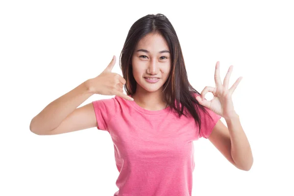 Giovane asiatico donna spettacolo con telefono gesto e OK segno .. Fotografia Stock