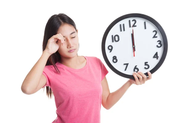 Sleepy jonge Aziatische vrouw met een klok in de ochtend. Rechtenvrije Stockafbeeldingen