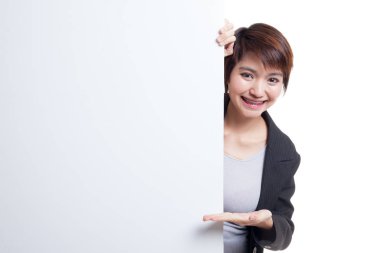 Palm el genç Asyalı kadın mevcut boş işaretiyle.