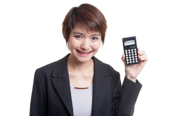 Aziatische zakelijke vrouw glimlach met calculator. — Stockfoto