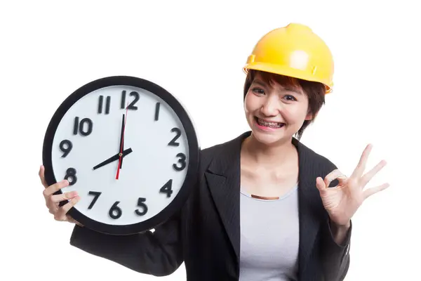 Asiatiska ingenjör kvinna Visa Ok med en klocka. — Stockfoto