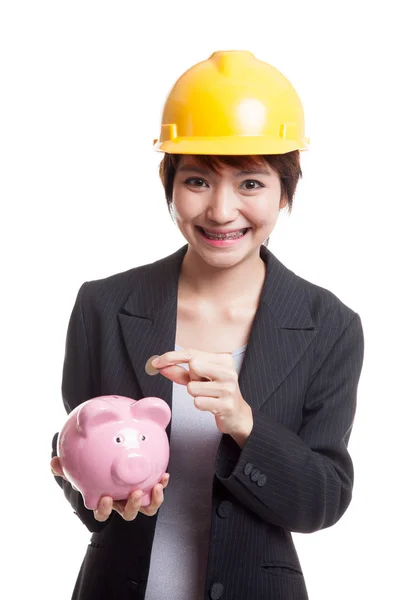 Bir madeni para ve domuz para banka Asya mühendis kadınla. — Stok fotoğraf