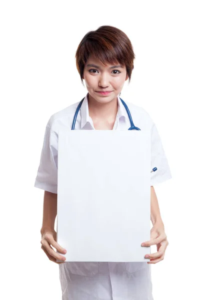 Jovem asiática médica mostrar um sinal em branco . — Fotografia de Stock