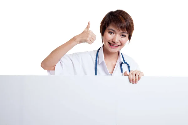 Genç Asyalı kadın doktor sırıtmak başparmak boş beyaz BIL — Stok fotoğraf