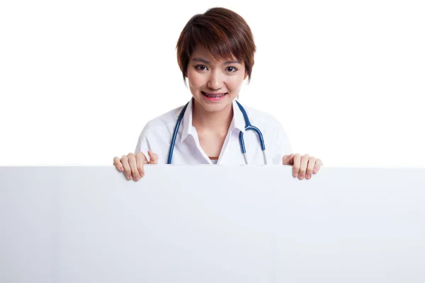 Young Asian female doctor show thumbs up  behind blank white bil — Stock Photo, Image