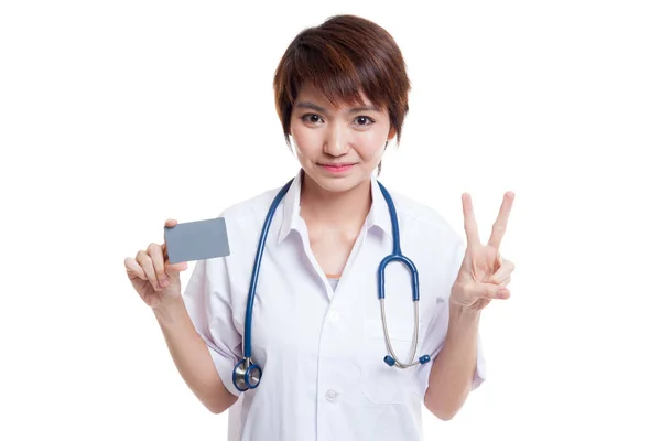 Asiática joven médico mostrar signo de victoria con tarjeta en blanco . —  Fotos de Stock
