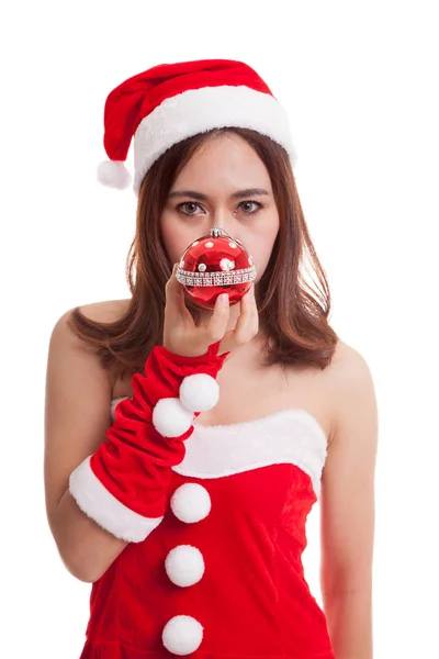 Asiático Natal Papai Noel menina com bola de bugiganga . — Fotografia de Stock