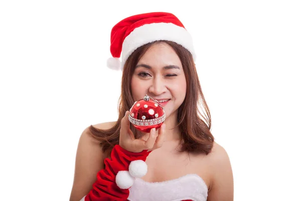 Ασιατικές Χριστουγέννων Santa Claus κορίτσι με μπιχλιμπίδι μπάλα. — Φωτογραφία Αρχείου