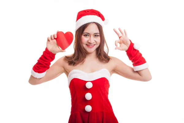 Dziewczyna azjatyckich Boże Narodzenie Santa Claus Pokaż Ok z czerwonym sercem. — Zdjęcie stockowe