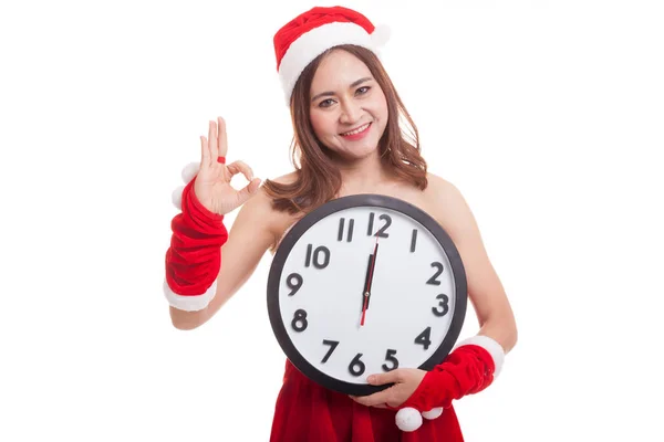 Asiatiska jul jultomten flicka visar Ok och klocka vid midnatt. — Stockfoto
