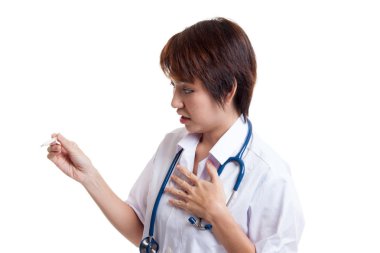 Genç Asyalı kadın doktor endişe göz termometre.