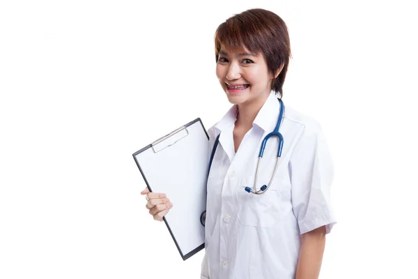 Young Asian female doctor hold a clipboard. — Stock Photo, Image