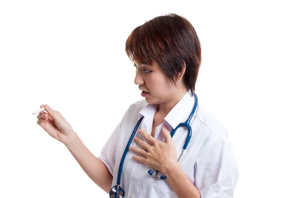 Młodych azjatyckich kobiet lekarza martwić się patrzeć na termometr. — Zdjęcie stockowe