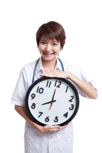 Jeune asiatique femme médecin heureux montrer une horloge . — Photo