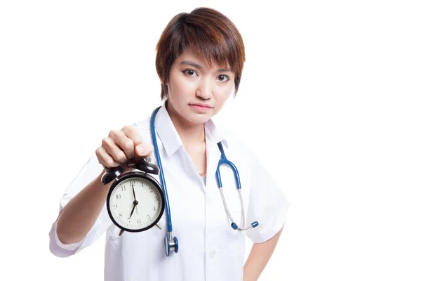 Mladé asijské ženského lékaře šťastný Ukázat hodiny. — Stock fotografie