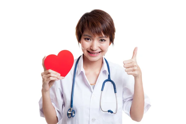 Joven asiático médico muestra los pulgares hacia arriba con el corazón rojo . —  Fotos de Stock
