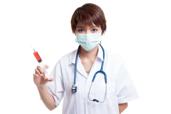マスク保持注射器で若いアジア女性医師. — ストック写真