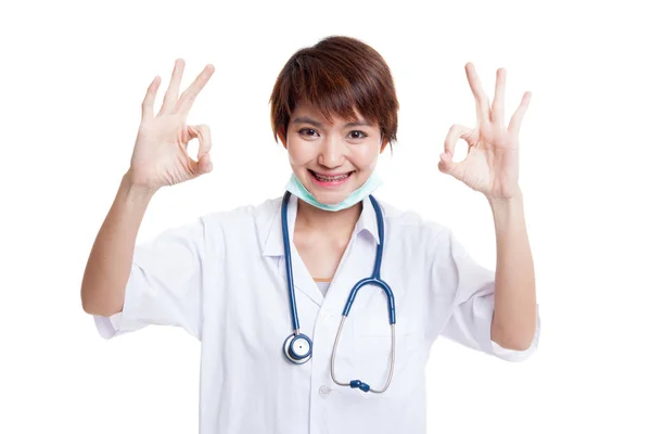 年轻的亚洲女医生表明两个 Ok 的手势. — 图库照片