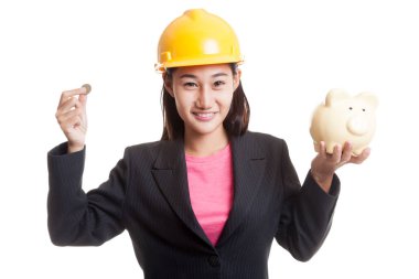 Bir madeni para ve domuz para banka Asya mühendis kadınla.