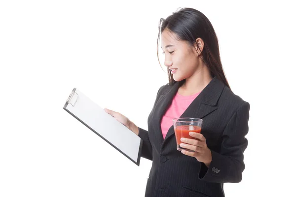 Azjatycki biznes kobieta ze schowka i pomidorowy sok. — Zdjęcie stockowe