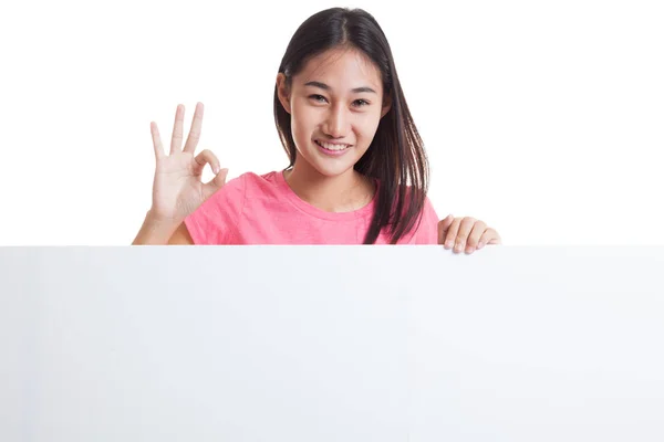 Νεαρή γυναίκα της Ασίας δείχνουν Ok με κενό σημάδι. — Φωτογραφία Αρχείου