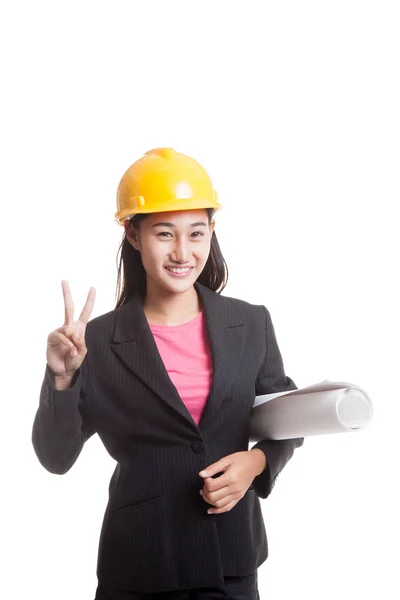 Aziatische ingenieur vrouw met blauwdrukken overwinning teken weergeven. — Stockfoto