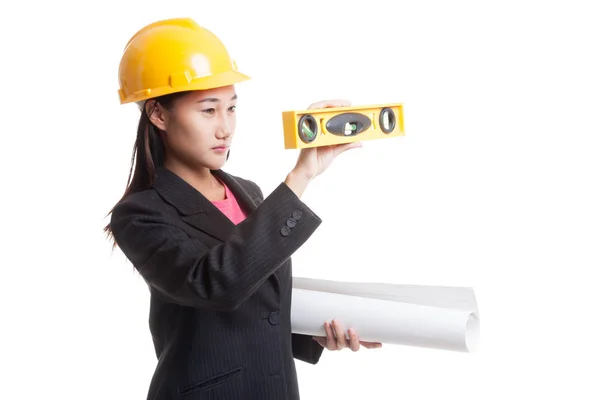 Mujer ingeniera asiática con planos y nivel . — Foto de Stock