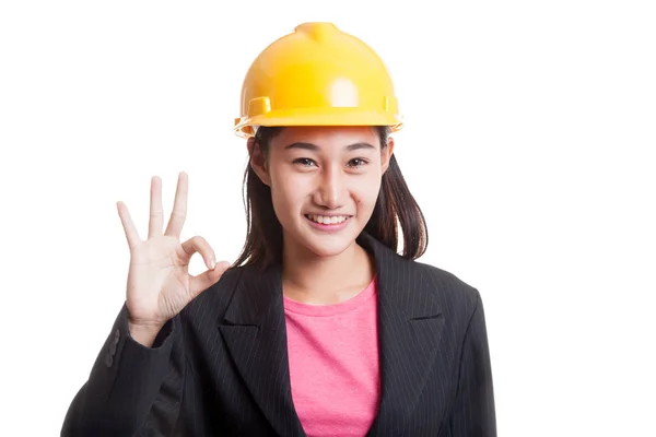 Asiático ingeniero mujer espectáculo OK signo . — Foto de Stock