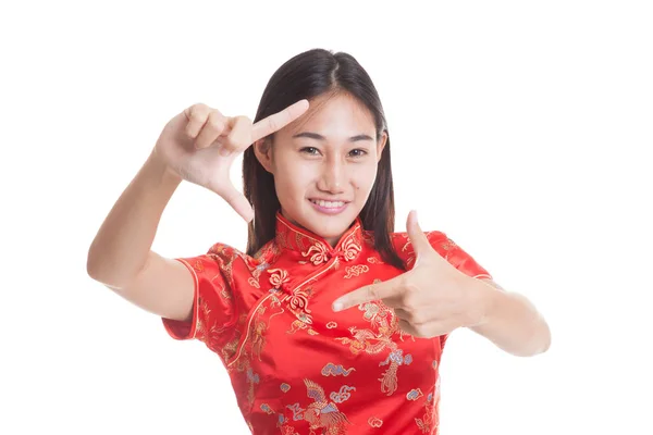 Asiatisk flicka i cheongsam kinesisk klänning. — Stockfoto