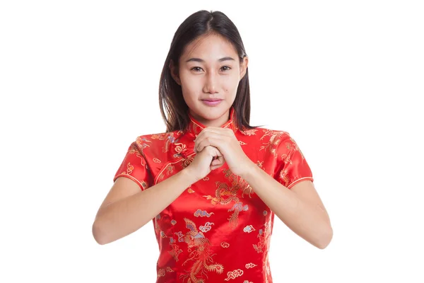 Asiatin im chinesischen Cheongsam-Kleid mit Glückwunschgeste — Stockfoto