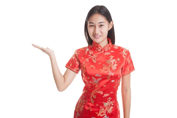 Asian girl in chinese cheongsam dress present blank space with h — Stock Photo, Image