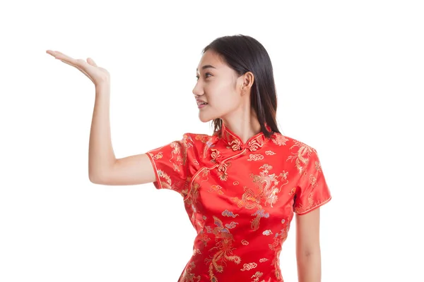 中国のチャイナ ドレスでアジアの少女は、彼女の h 空白部分ドレスします。 — ストック写真