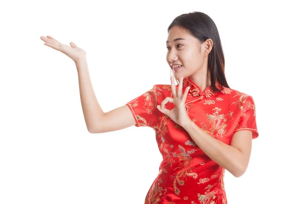 Asian girl in chinese cheongsam dress  show OK with  blank space — Stock Photo, Image