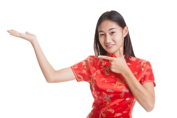 Asyalı kız cheongsam Çin elbise Point boş yer üstünde h — Stok fotoğraf