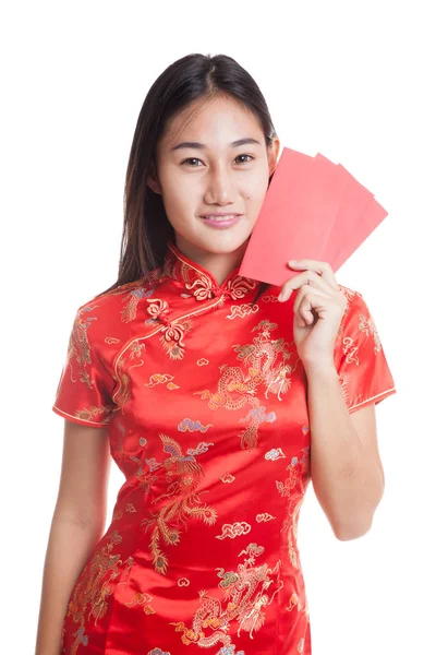 Chica asiática en cheongsam chino vestido con sobre rojo . — Foto de Stock