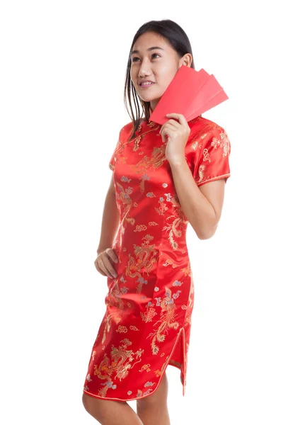 Asiatin im chinesischen Cheongsam-Kleid mit rotem Umschlag. — Stockfoto