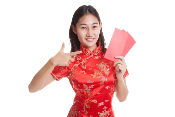 Asiatische Mädchen in chinesischem Cheongsam Kleid Daumen nach oben mit roter Hülle — Stockfoto