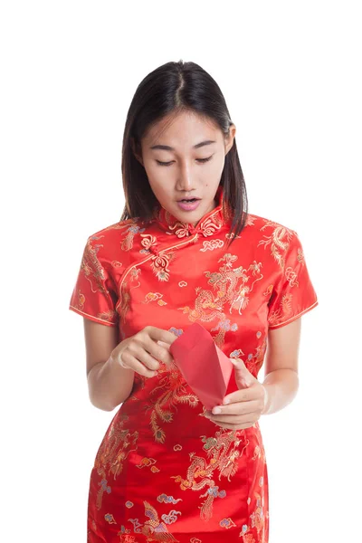 Asiatin im chinesischen Cheongsam-Kleid mit rotem Umschlag. — Stockfoto