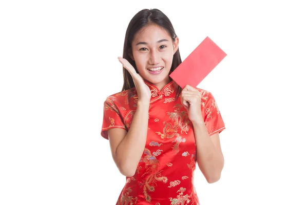 Menina asiática em chinês cheongsam vestido com envelope vermelho . — Fotografia de Stock