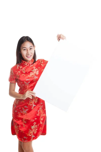 Asyalı kız cheongsam Çin elbise kırmızı boş işaretiyle. — Stok fotoğraf