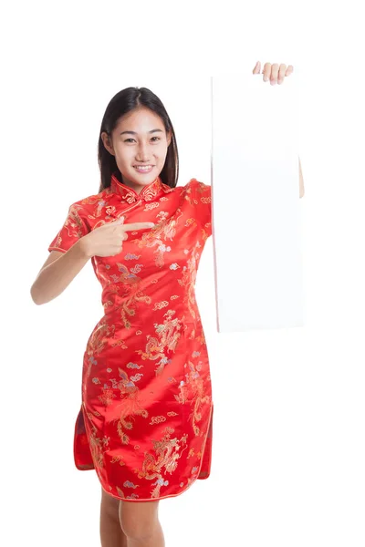 Ázsiai lány kínai cheongsam ruha piros üres jel. — Stock Fotó