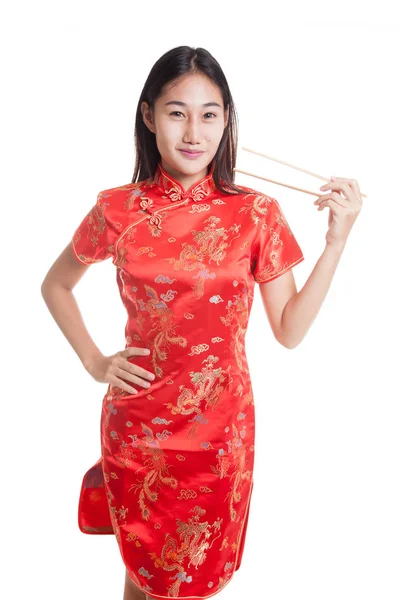 Aziatische meisje in chinese cheongsam jurk met stokjes. — Stockfoto