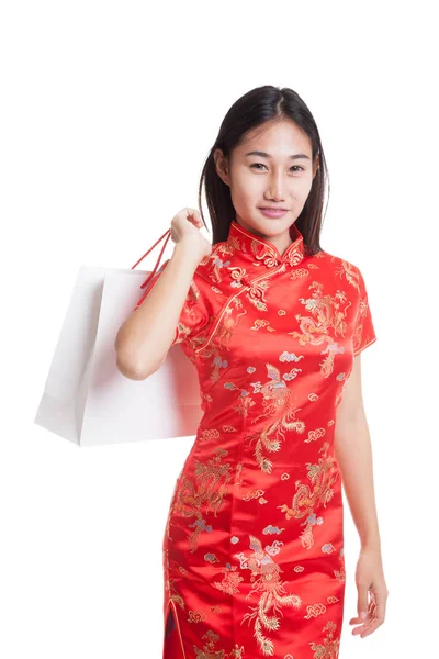 Asiatin im chinesischen Cheongsam-Kleid mit Einkaufstasche. — Stockfoto